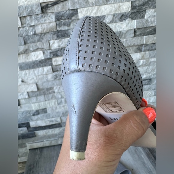 VINCE Mesh perforated Pointy gray leather kittens mid  heels. Size 7 - Picture 11 of 14